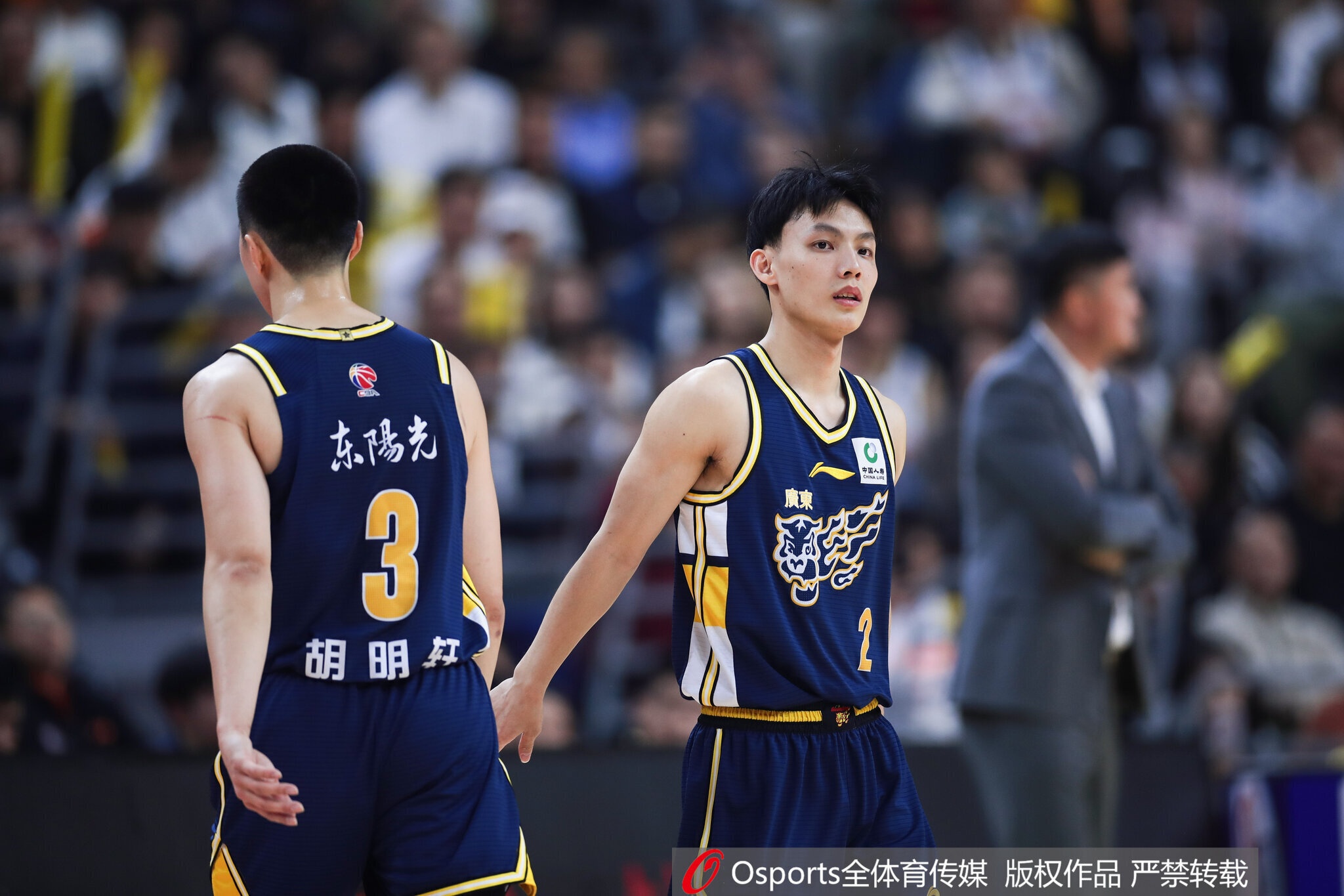 记者：之前愿为杜锋玩命的球员现在也没那么紧密了 双方都有问题